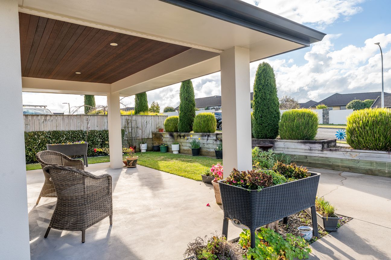Modern Family Living in Prestigious Oak Ridge - Aanzicht 3