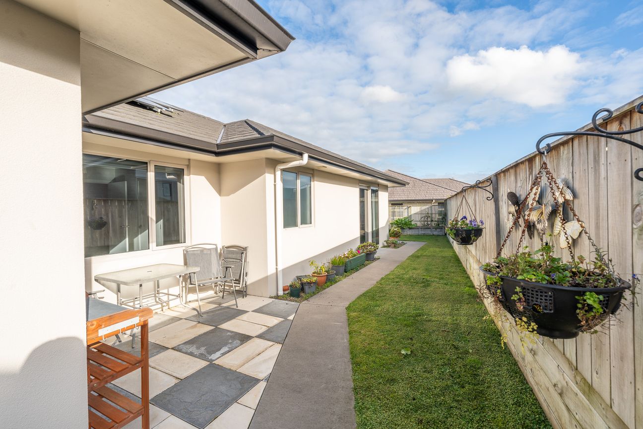 Modern Family Living in Prestigious Oak Ridge - Aanzicht 4