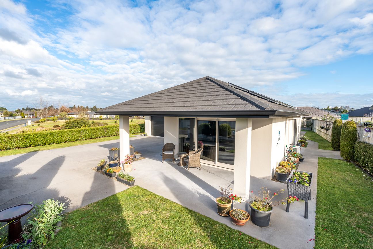 Modern Family Living in Prestigious Oak Ridge - Aanzicht 2