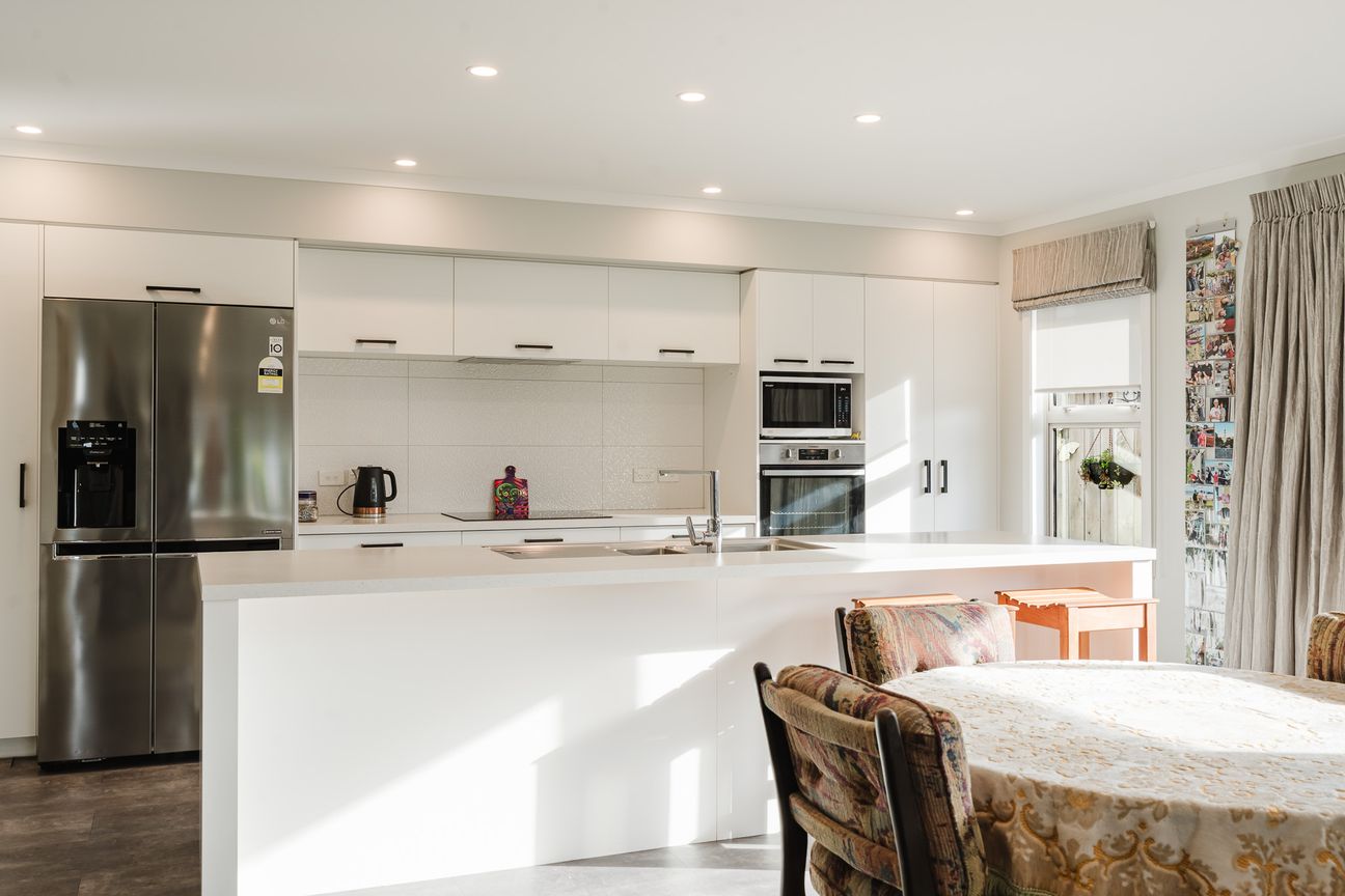 Modern Family Living in Prestigious Oak Ridge - Meer