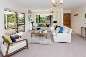2/2 Channing Crescent, Botany Downs