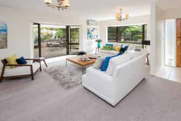 2/2 Channing Crescent, Botany Downs