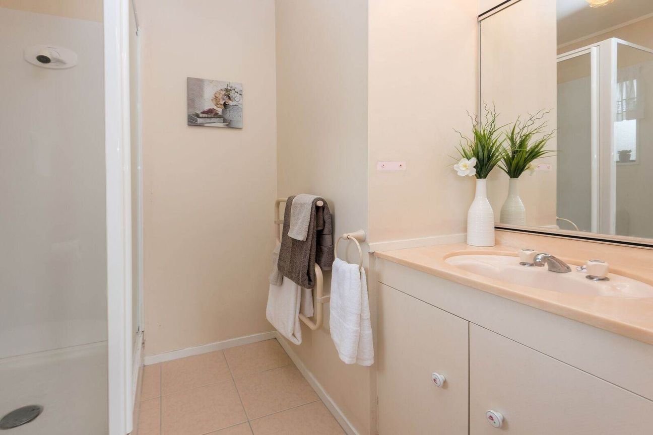 Well presented 3 bedroom brick & tile - Meer