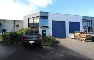 Tidy office/warehouse offered for lease