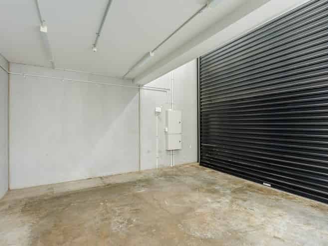 VACANT INDUSTRIAL UNIT WITH CAR PARKS
