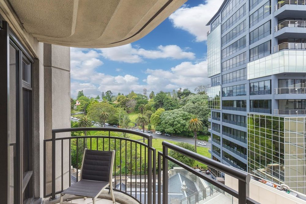 Perfect City Nest: Freehold, Fabulous & Walkable! - Bild 5