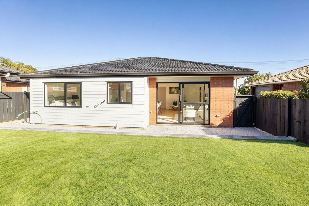 Single-Level Brick & Tile Home in a Prime Location - Meer