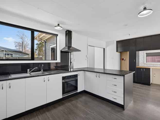 5658 West Coast Road, Springfield