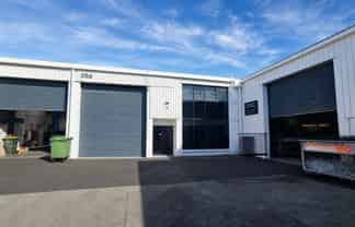 CONNECTED CONSTELLATION STAR: 222M² WAREHOUSE
