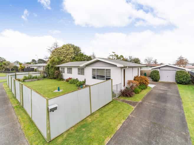 42 Amberley Avenue, Westbrook