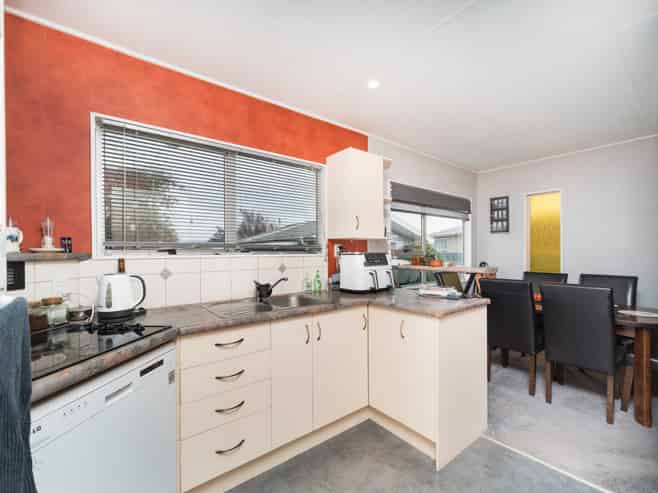 42 Amberley Avenue, Westbrook