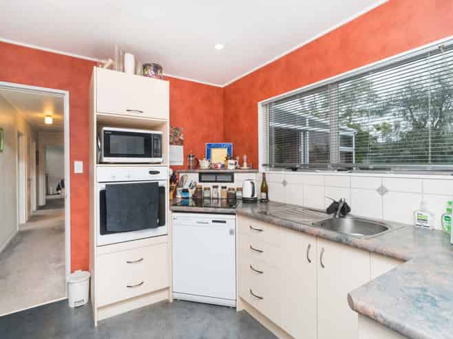42 Amberley Avenue, Westbrook