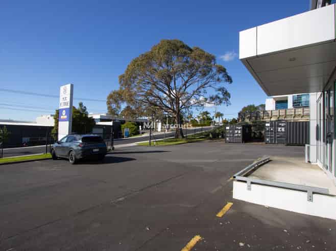 Premium Showroom & Warehouse 