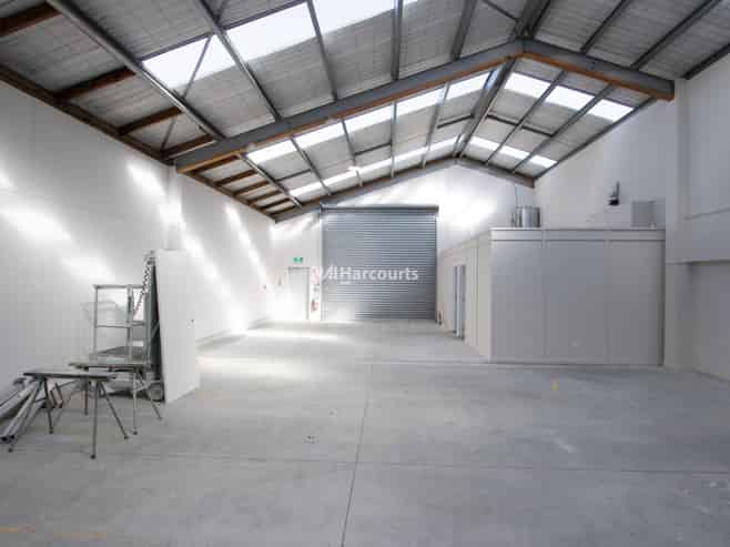 Premium Showroom & Warehouse 