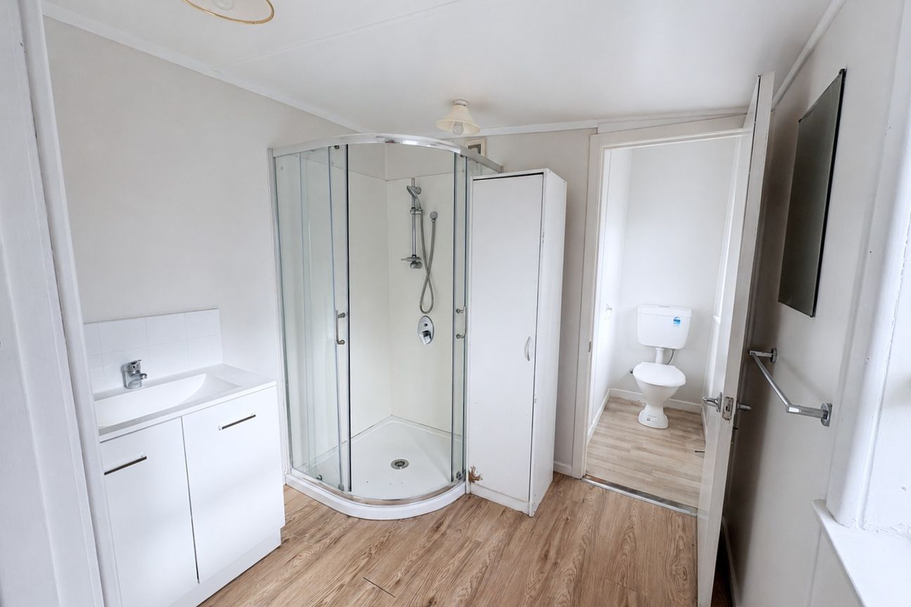 Freshly Renovated - Lots of Space! - Aanzicht 6