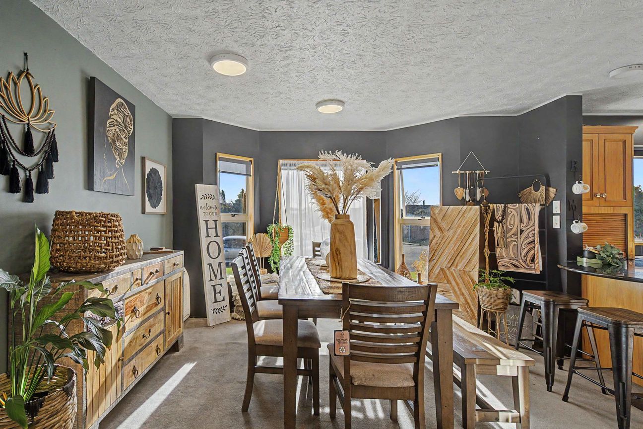Substantial Living, Exceptional Style on Gimblett - Meer