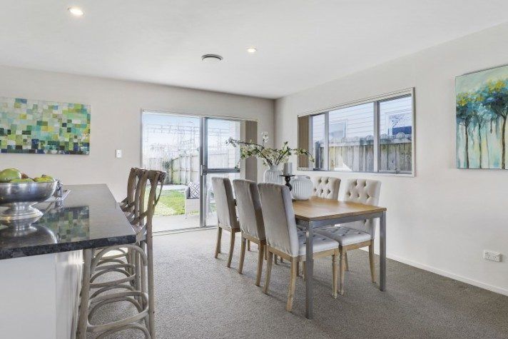 Modern Family Living in the Heart of Addison - Więcej