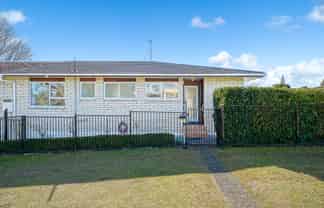 2/219 Edmonton Road, Te Atatu South