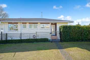 2/219 Edmonton Road, Te Atatu South