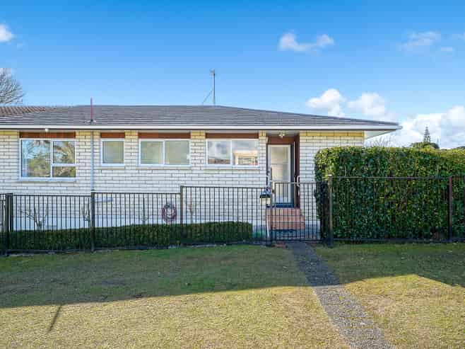 2/219 Edmonton Road, Te Atatu South