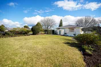 2/219 Edmonton Road, Te Atatu South