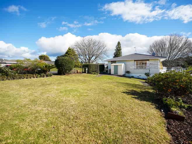 2/219 Edmonton Road, Te Atatu South