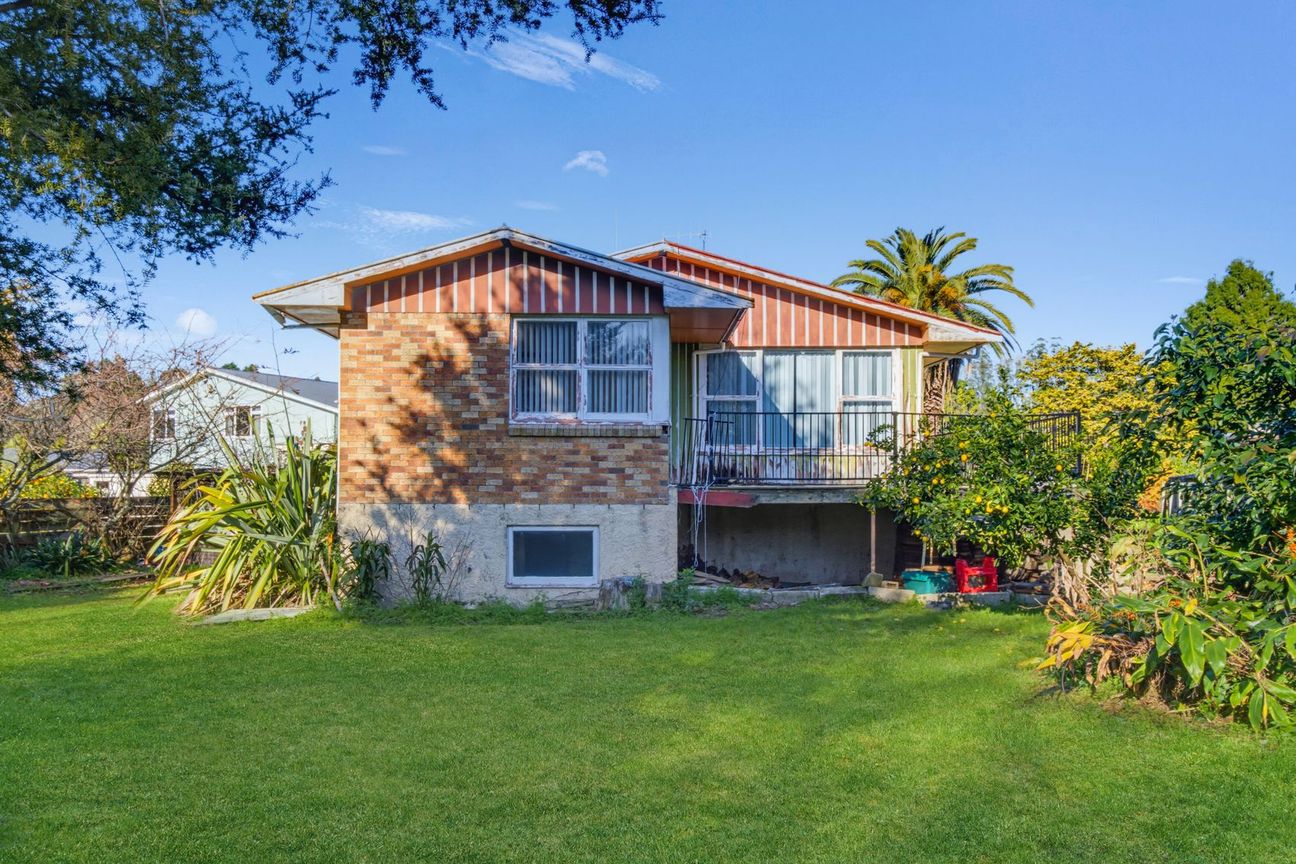 A Spacious Family Home Full of Potential - Vista 5