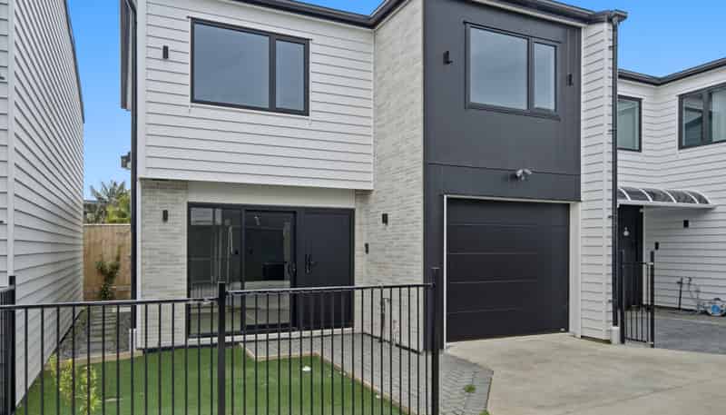 2/592 Massey Road, Mangere