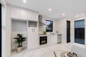 2/128 Huxley Street, Sydenham