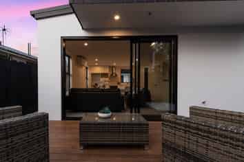2/128 Huxley Street, Sydenham