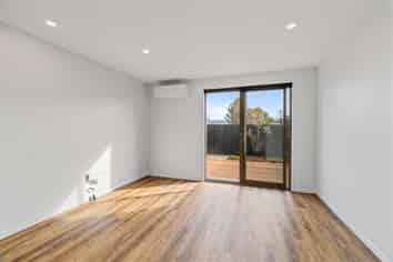 8/29 Bampton St, Burwood