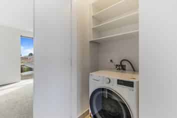 8/29 Bampton St, Burwood