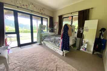 36 Macs Road, Hira