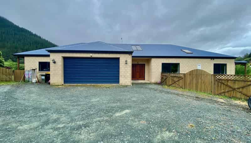 36 Macs Road, Hira