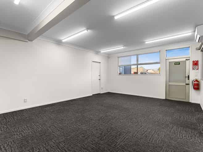 The perfect mix - office, warehouse, yard