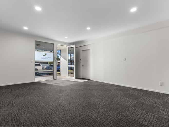 The perfect mix - office, warehouse, yard