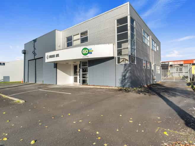 The perfect mix - office, warehouse, yard