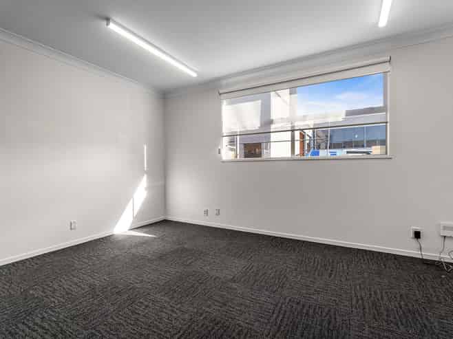 The perfect mix - office, warehouse, yard