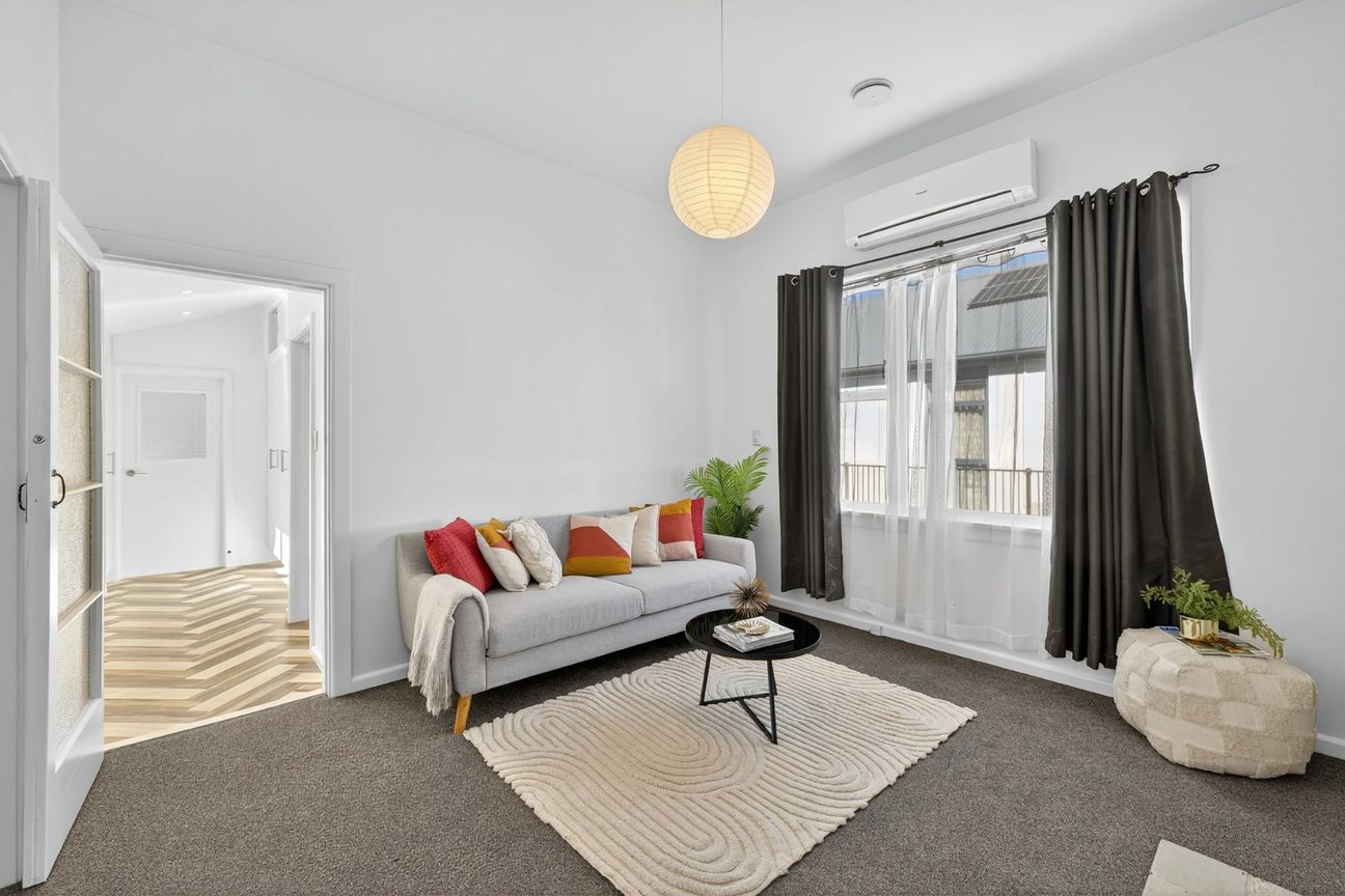 Charming Character Home with Modern Comfort - Ansicht 5