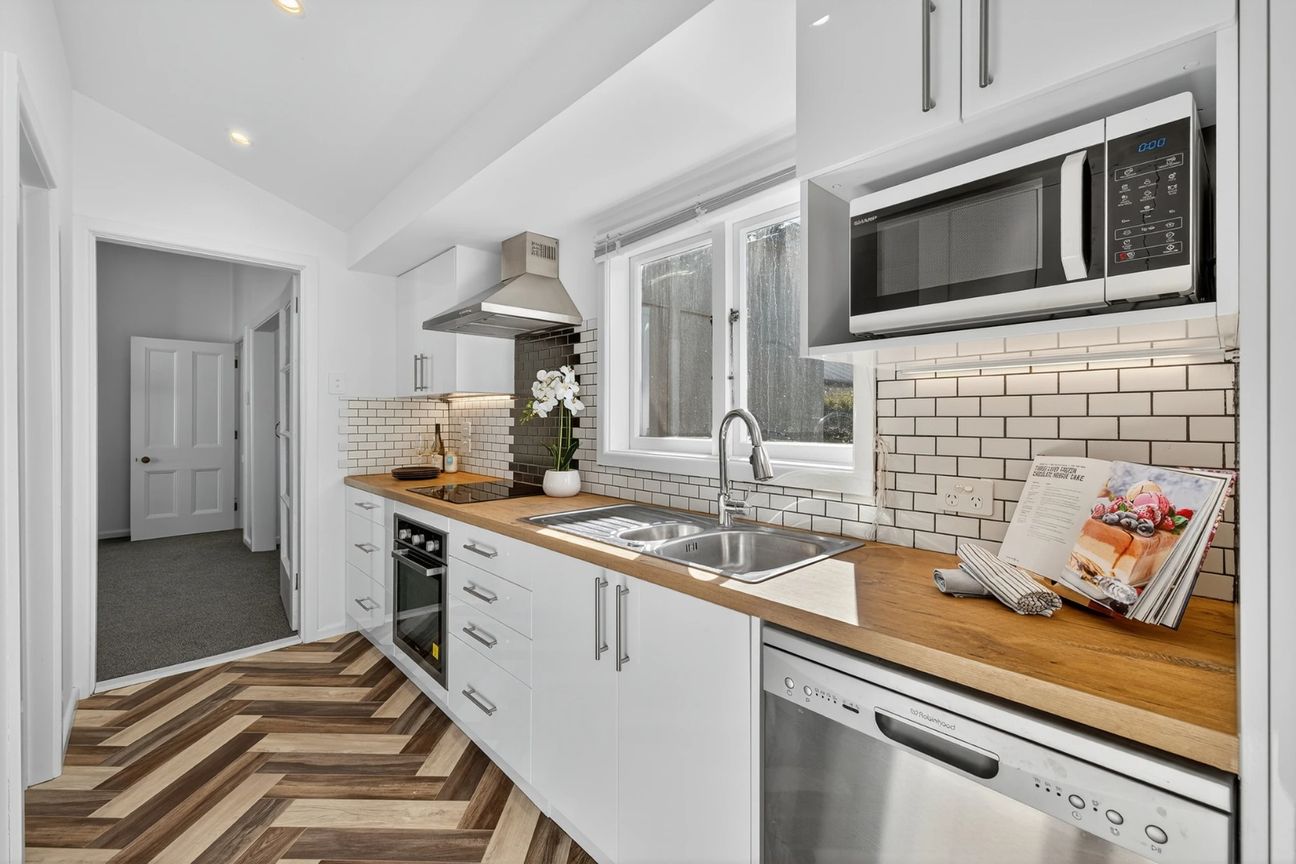 Charming Character Home with Modern Comfort - Ansicht 3