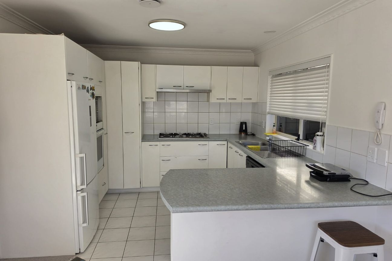 Fully Furnished, Modern 5-Bedroom Family Home with Double Garage in Hillsborough - Aanzicht 3