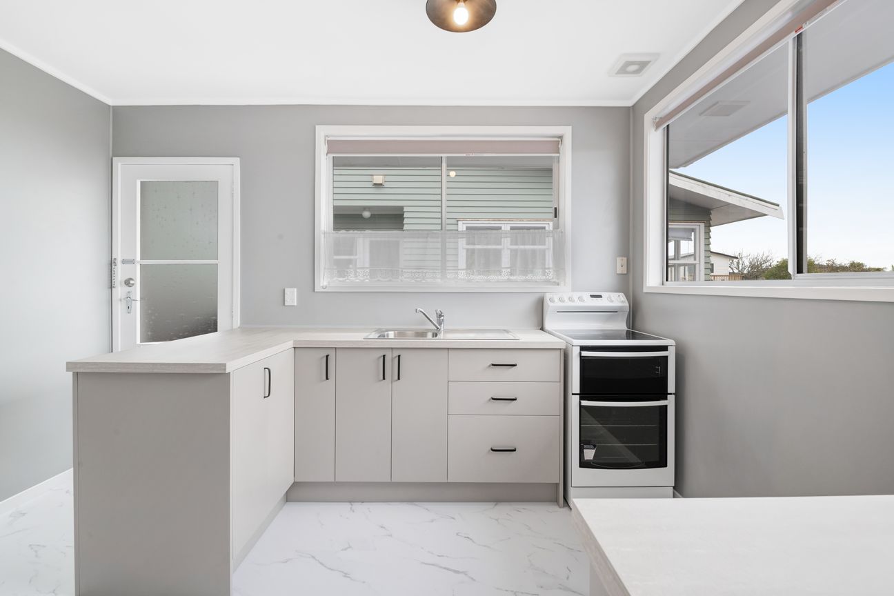 Solid Brick 2 bed I Modernised & Move-In Ready! - Vista 2