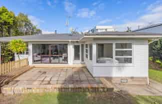 1/221 Wairau Road, Totara Vale