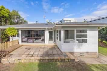 1/221 Wairau Road, Totara Vale