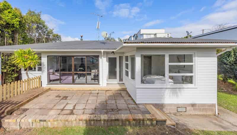 1/221 Wairau Road, Totara Vale