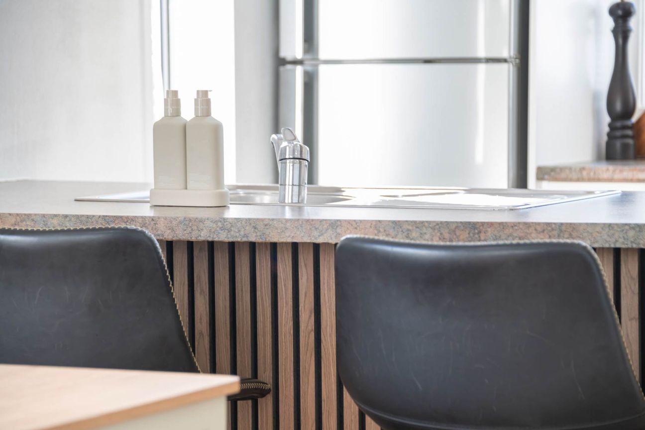 Coastal Cool: Stylish Living Opposite Orewa Beach - Mehr