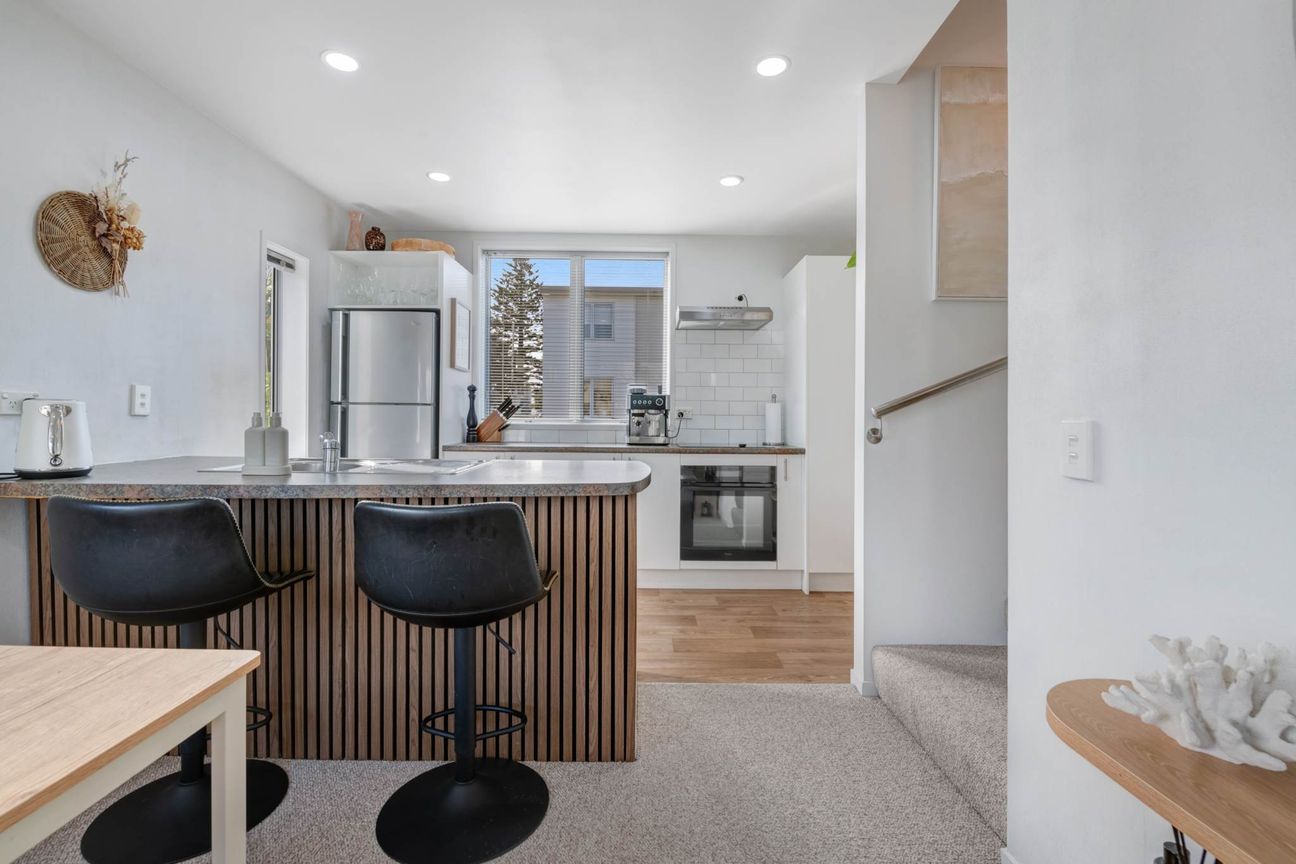 Coastal Cool: Stylish Living Opposite Orewa Beach - Ansicht 5