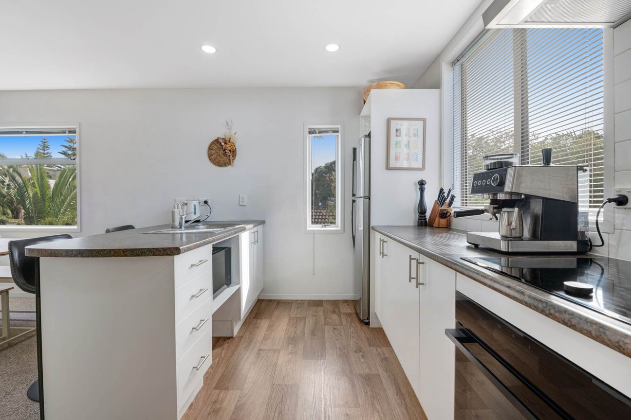 Coastal Cool: Stylish Living Opposite Orewa Beach - Ansicht 6