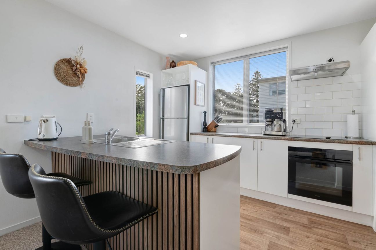 Coastal Cool: Stylish Living Opposite Orewa Beach - Ansicht 4