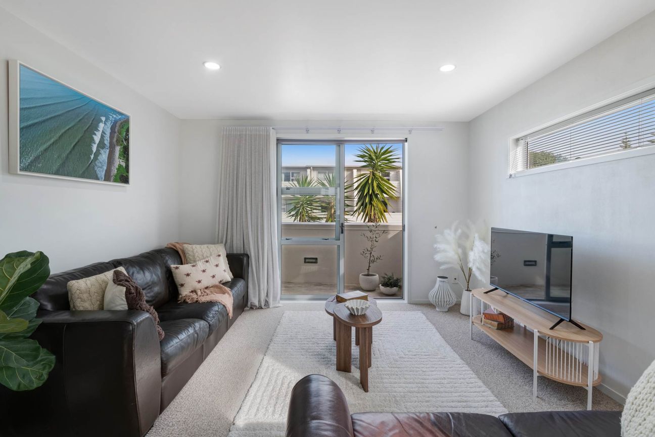 Coastal Cool: Stylish Living Opposite Orewa Beach - Ansicht 3